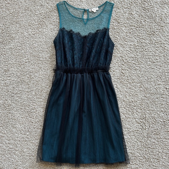 ModCloth | Lace & Mesh Formal Dress - Picture 5 of 5